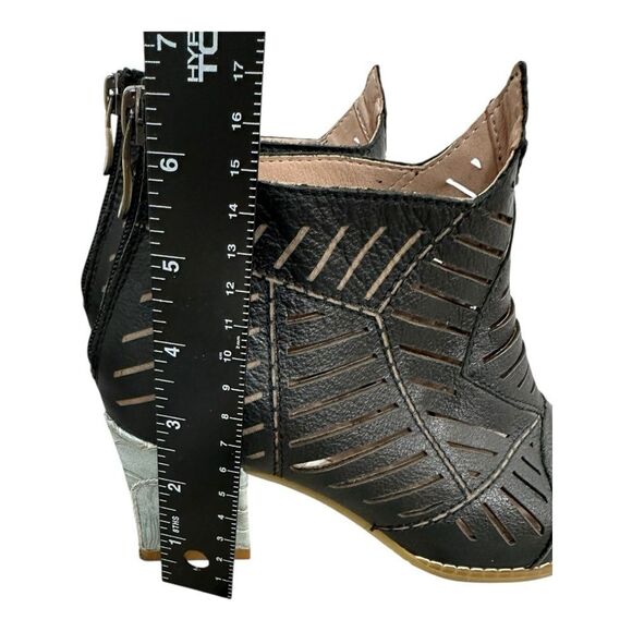 L'Artiste Angular Embossed/cut-outs Peep toe ankle Heel booties Women's size 38 - Picture 5 of 9